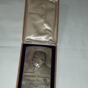 A Dugonics Társaság ajándéka Mikszáth Kálmán 40 éves írói jubileumára. A Dugonics Társaság ajándéka Mikszáth Kálmán 40 éves írói jubileumára.
