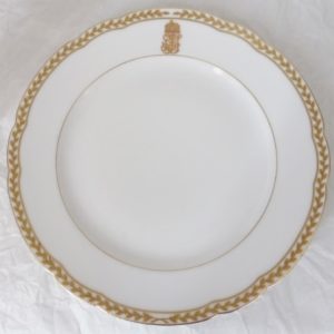 Tányérok ”I.F.J.” monogrammal, magyar koronával, arany babérdíszítéssel, fehér porcelán, Hüttl Tivadar budapesti gyárából Tányérok ”I.F.J.” monogrammal, magyar koronával, arany babérdíszítéssel, fehér porcelán, Hüttl Tivadar budapesti gyárából