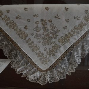 Aranyhímzéses, fehér menyecskekendő, női Aranyhímzéses, fehér menyecskekendő, női